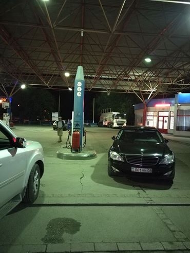 Скандальные фото авто на АЗС прокомментировали в акимате Жамбылской области