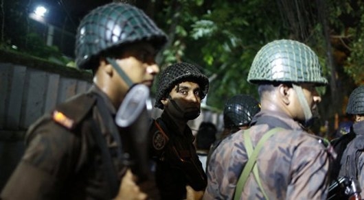 Два взрыва произошли в ресторане с заложниками в столице Бангладеш