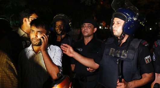 Около 20 человек взяты в заложники в ресторане столицы Бангладеш, есть жертвы