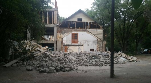 В центре Алматы на месте снесенного здания осталась груда строительного мусора