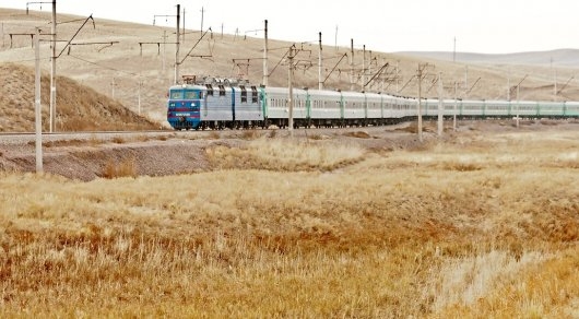 Пассажирский поезд Актобе - Актау из-за ремонтных работ несколько часов простоял в степи