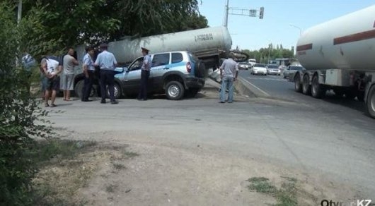 В Шымкенте столкнулись полицейское авто и ассенизаторская машина