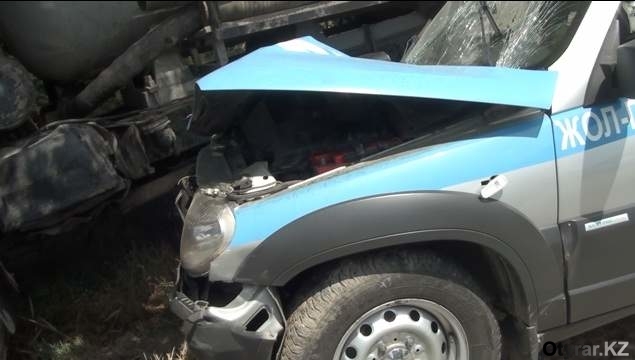 В Шымкенте столкнулись полицейское авто и ассенизаторская машина