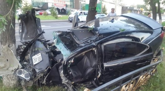Сбив деревья и ограду, авто в Алматы превратилось в груду металла