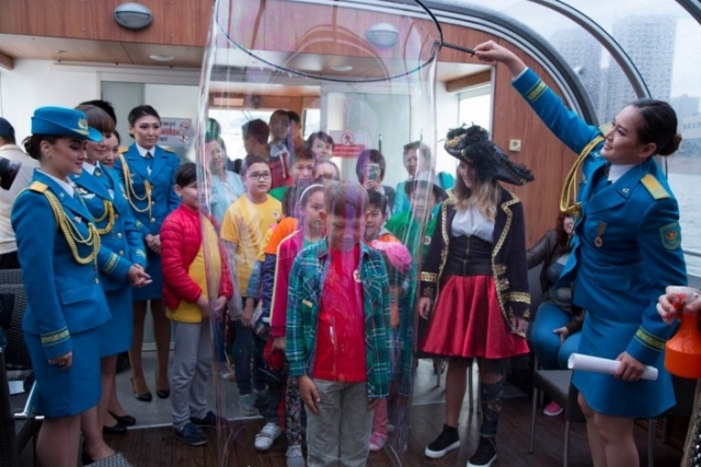 Самые красивые женщины-военнослужащие устроили праздник на пароходе для детей в Астане