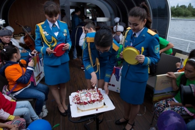 Женщины-военнослужащие устроили праздник на пароходе для детей в Астане