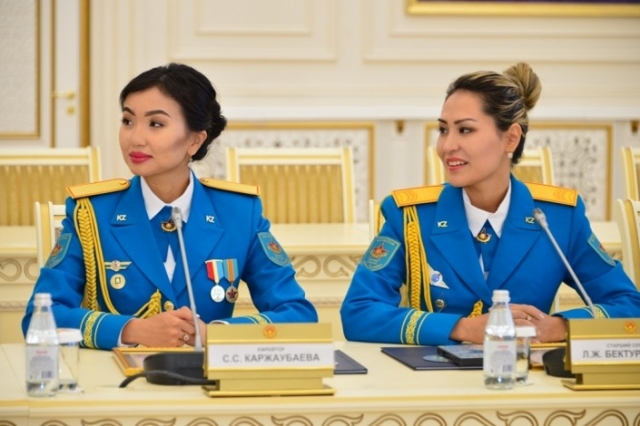 Министр обороны наградил женщин-военнослужащих Казахстана