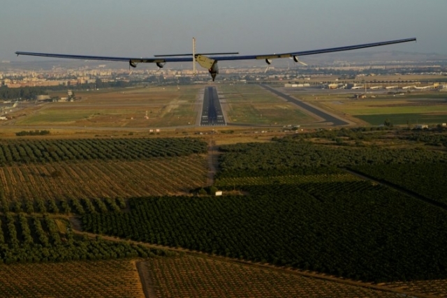 Самолет на солнечных батареях впервые перелетел через Атлантику