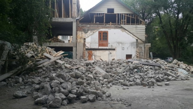 В центре Алматы на месте снесенного здания осталась груда строительного мусора