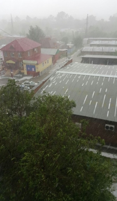 Крупный град с дождем обрушился на Усть-Каменогорск