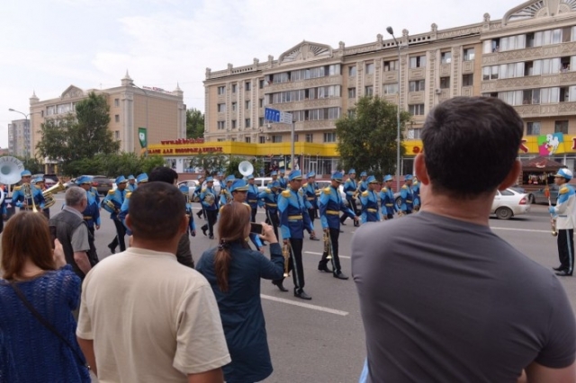 Более 200 музыкантов перекрыли центральную улицу Астаны