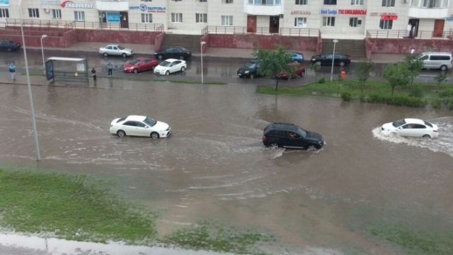 Дождь с градом добавили впечатлений жителям Астаны в День столицы
