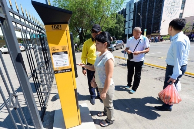 Байбек проверил работу платных парковок в Алматы